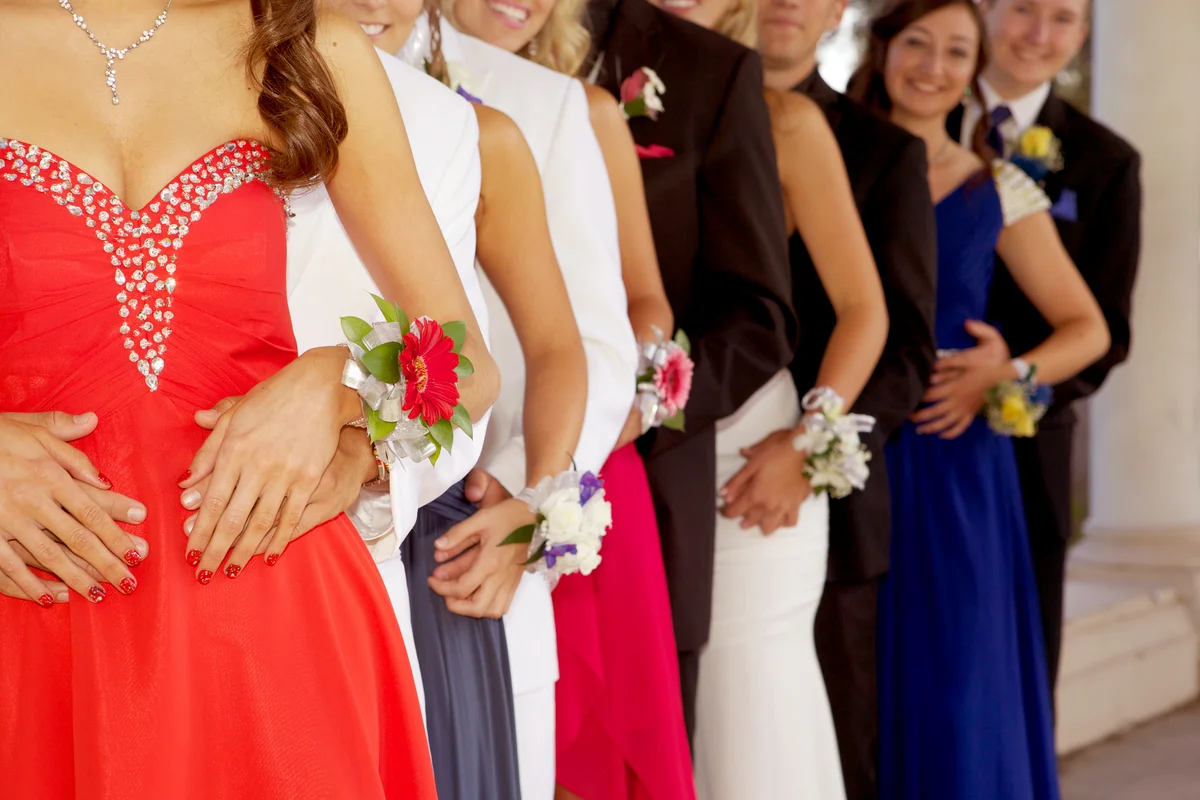 A large group of teenagers ready for the prom standing in a line