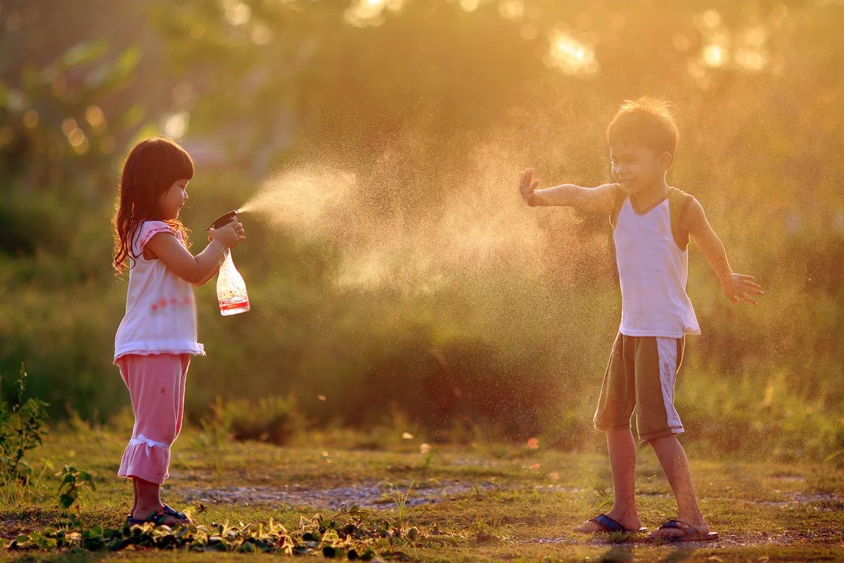 Kids playing spray bottle game