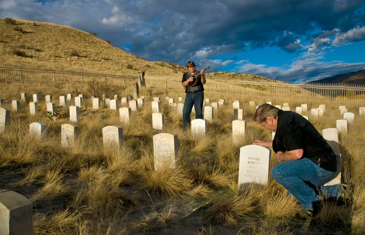 Band members pay tribute to a lost sole | ID 27130597 © Charles Knowles | Dreamstime.com