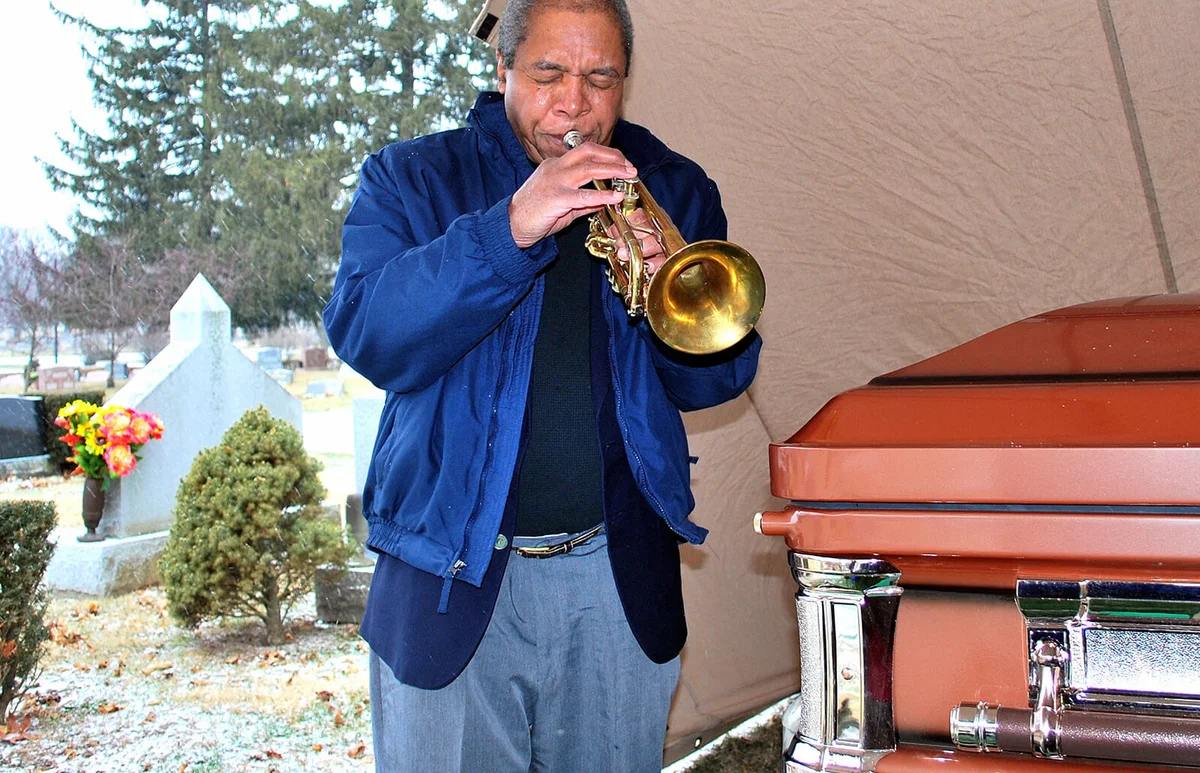 Jazz trumpet player performing at a musician funeral | ID 21883407 © Oscar C. Williams | Dreamstime.com