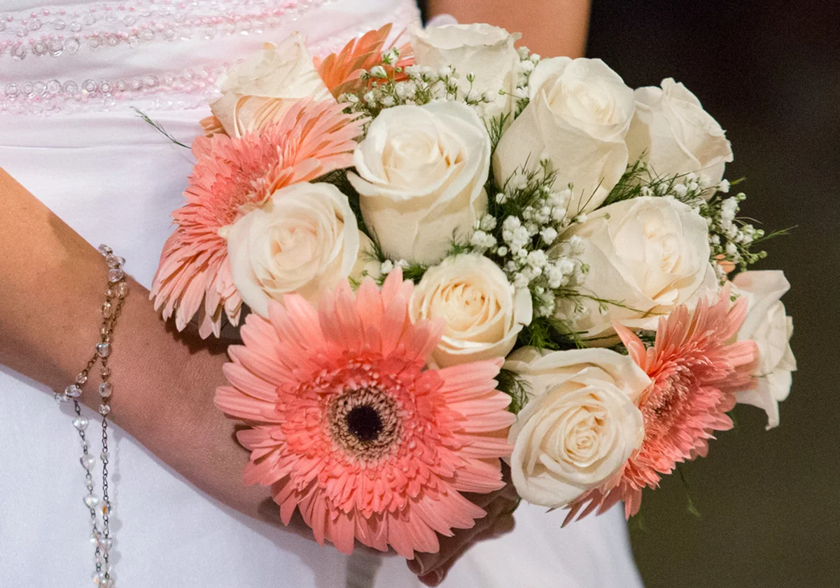 Bouquet Gerbera daisies and roses