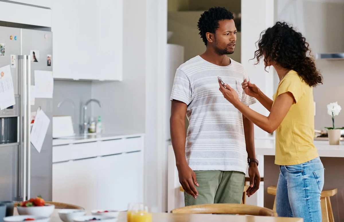 Pareja discutiendo en la cocina
