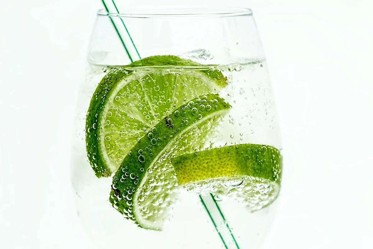Vodka-soda-lime cocktail