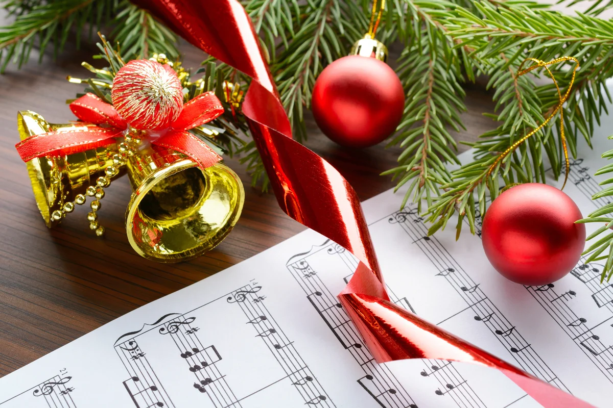 Christmas decorations on the sheets with notes