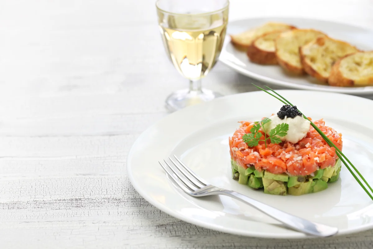 Salmon tartare with white wine