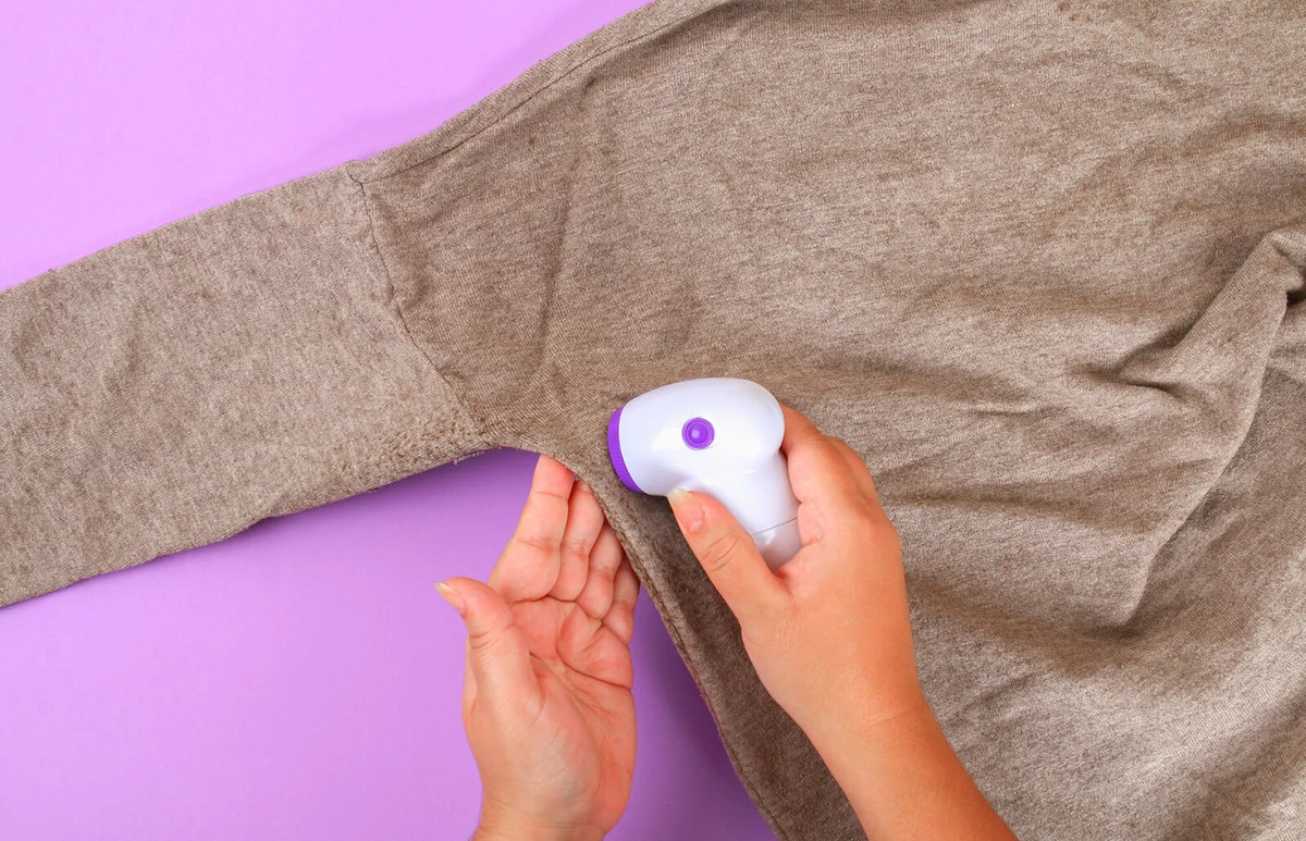 machine for removing lint in the hand