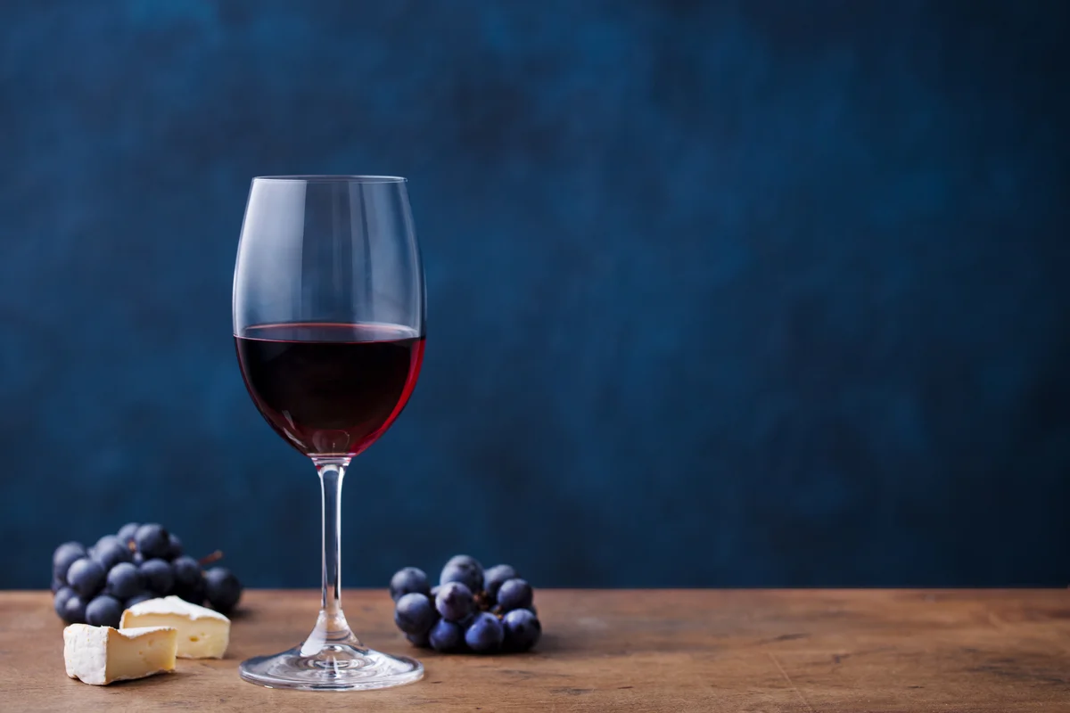 Merlot wine with grapes and bleu cheese