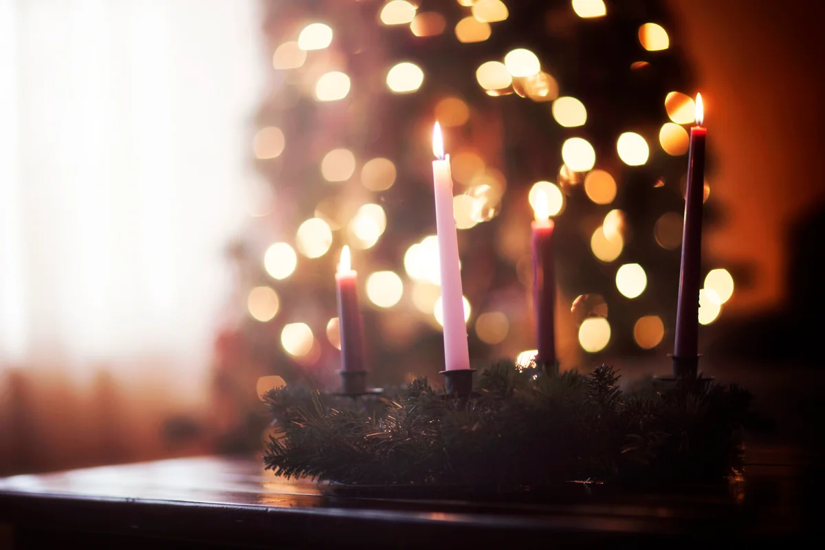 Advent wreath in front of Christmas tree