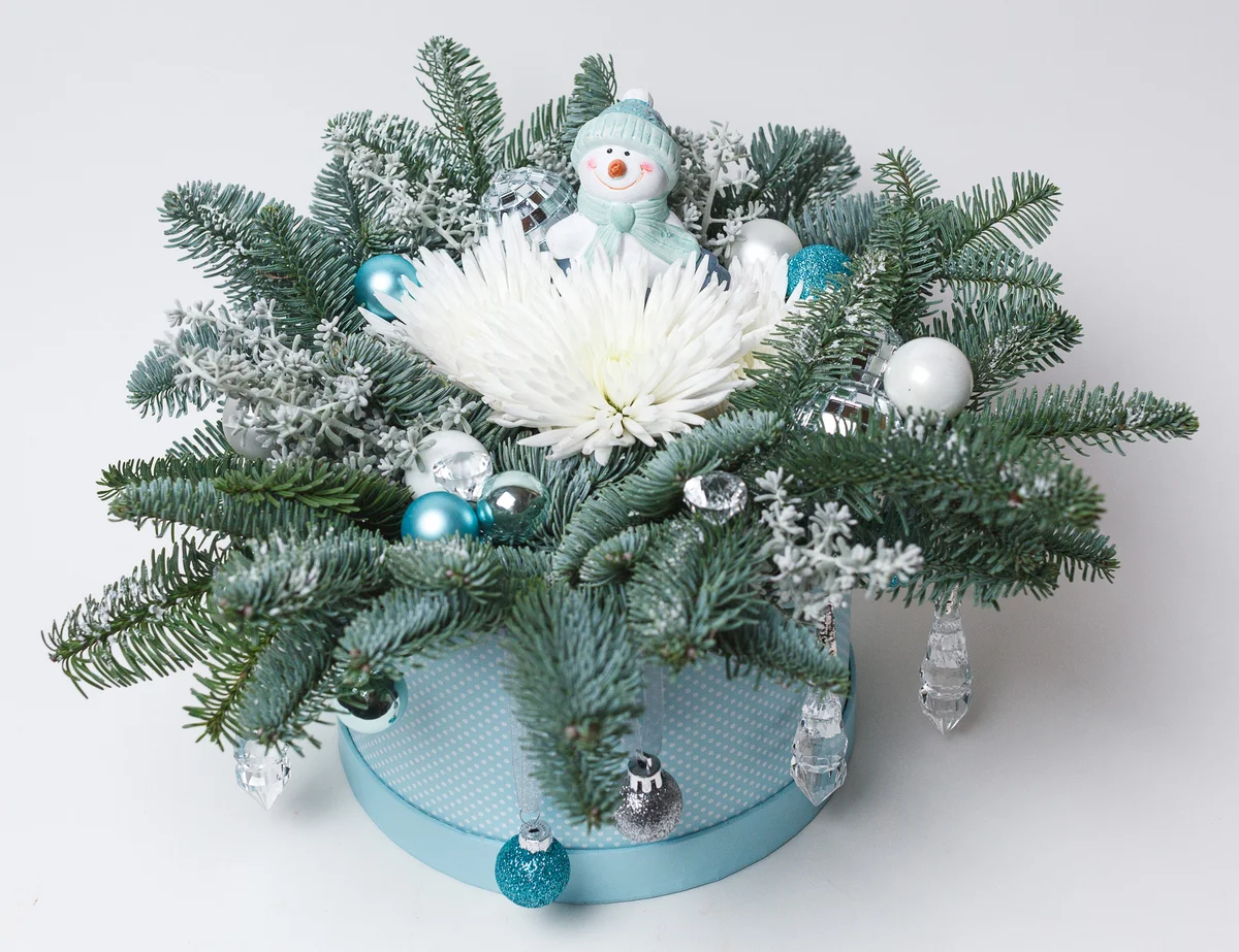 Snowman & evergreens table decoration