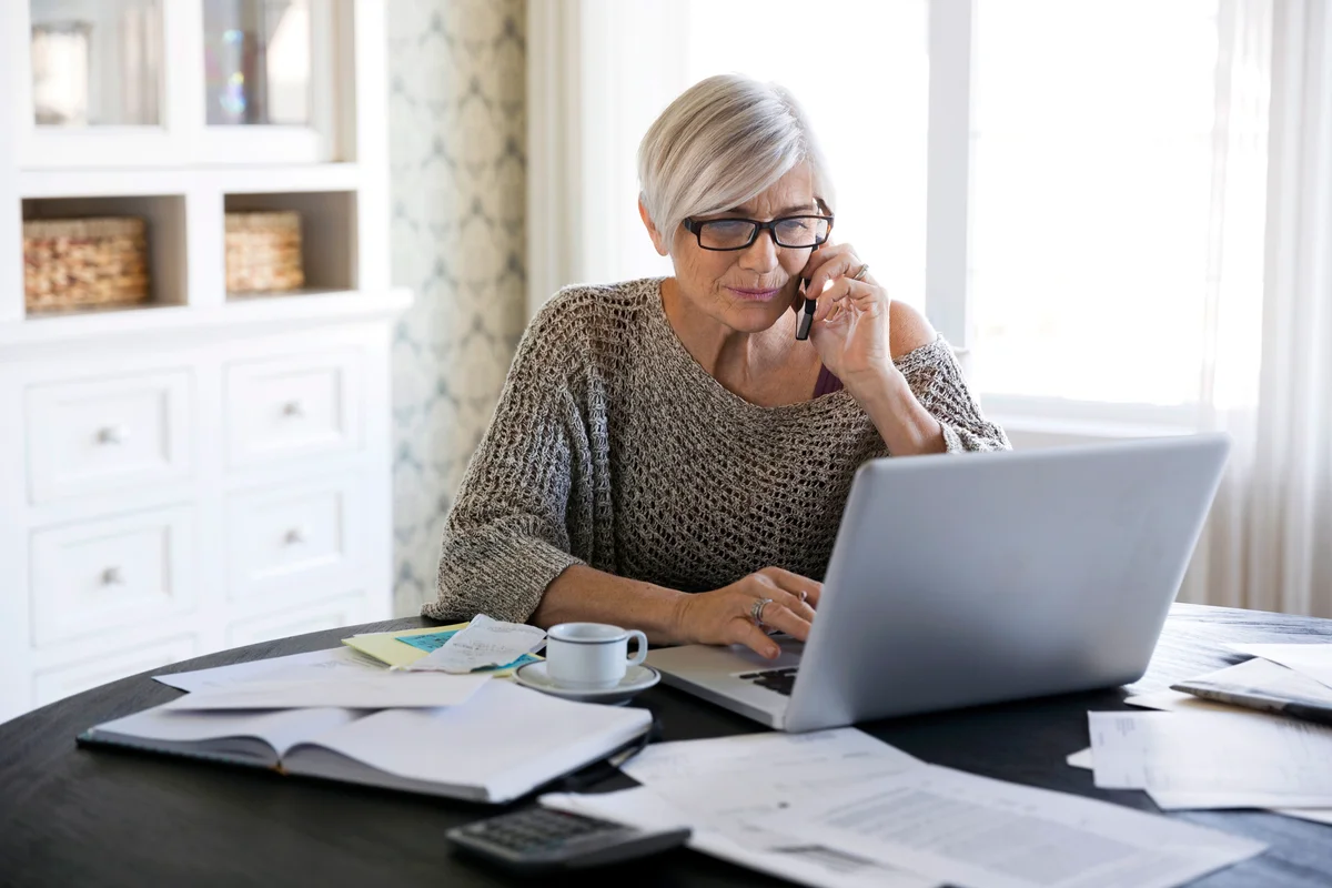 Mujer mayor pagando cuentas online