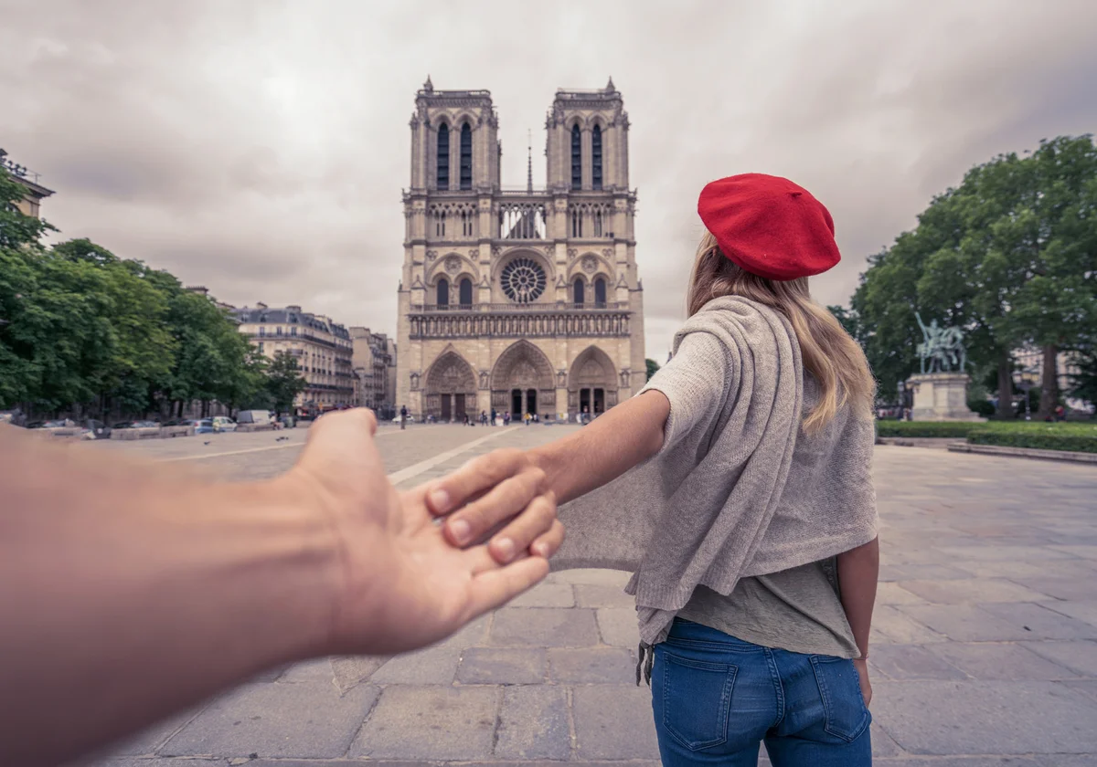 Girl leading boyfriend to the Notre Dame de Paris
