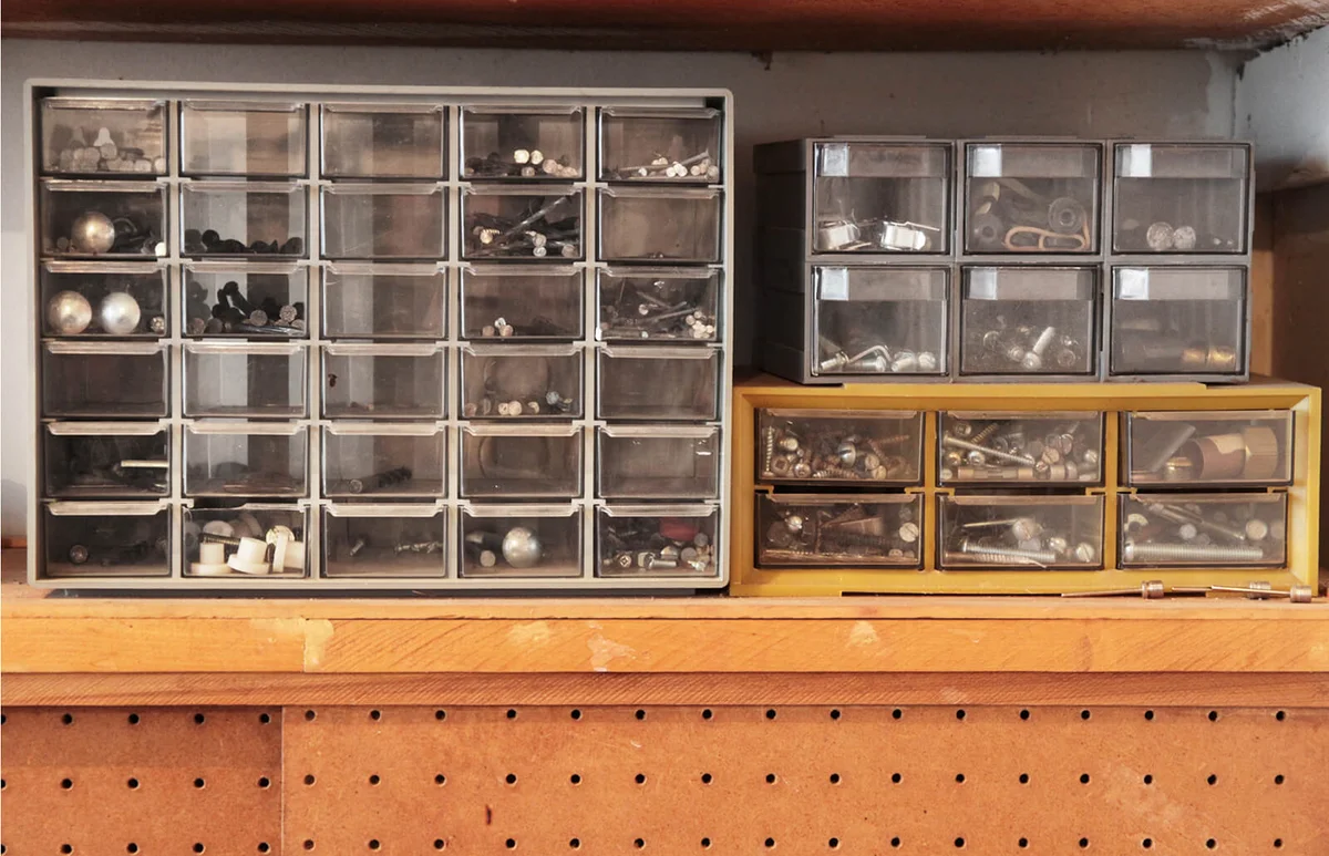Workbench drawers with screws