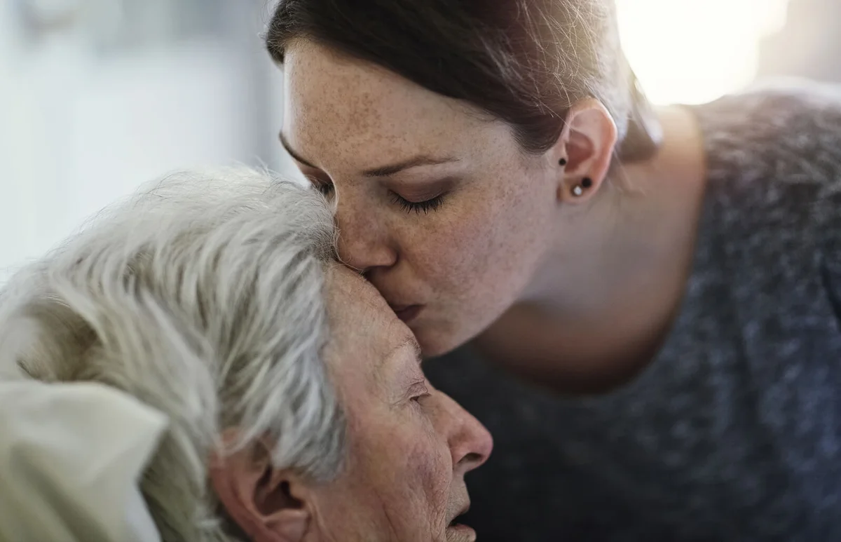 daughter visiting her senior mother in hospital