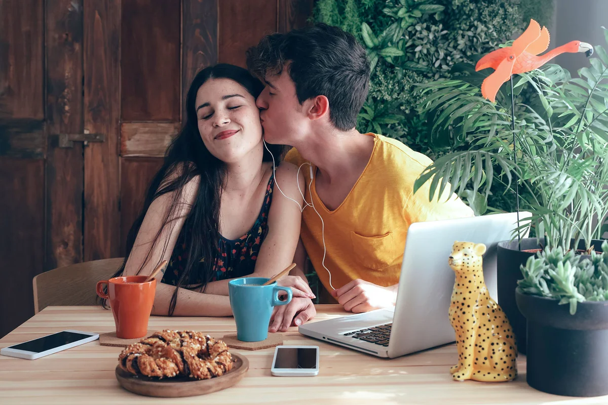 Man showing appreciation to girlfriend