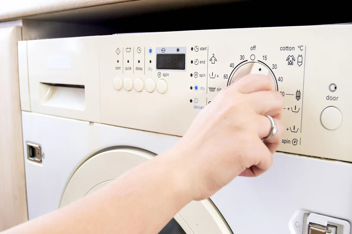 Setting temperature on washing machine