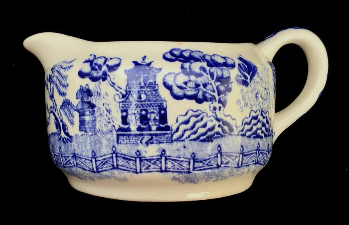 Buffalo China Restaurant Hotel Diner Blue Willow 8-oz "Denver" Shape Creamer in Excellent Seemingly-Unused Condit