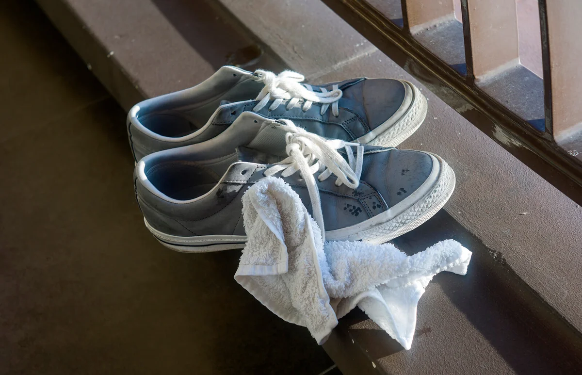 Cleaning dirty trainers