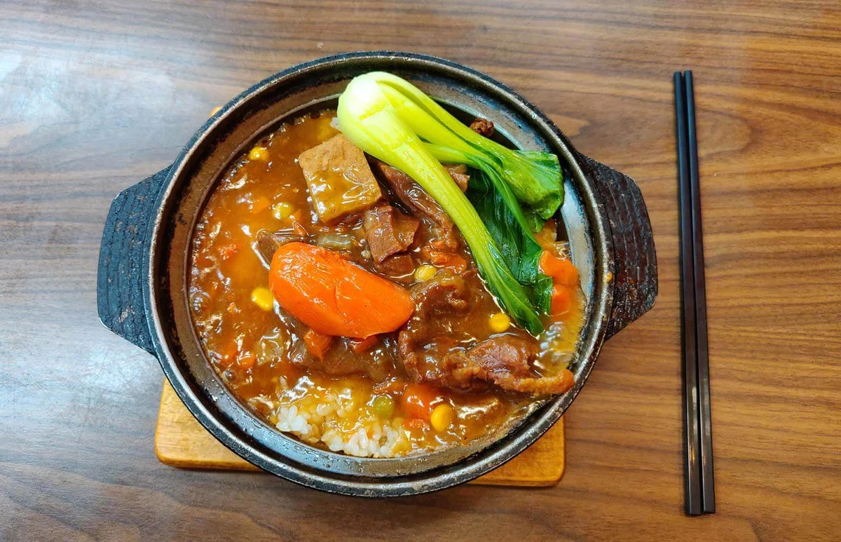 Stew Beef Rice Bowl with Pepper Sauce and Vegetable