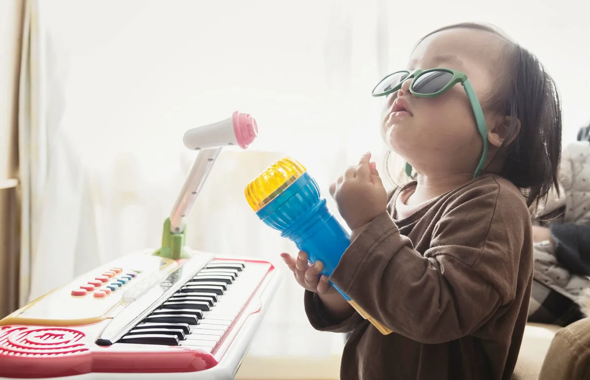 Homemade rock singer wearing toy sunglasses