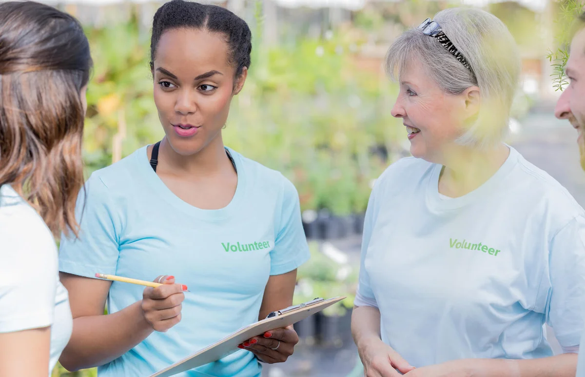 Woman organizes farmer's market volunteers