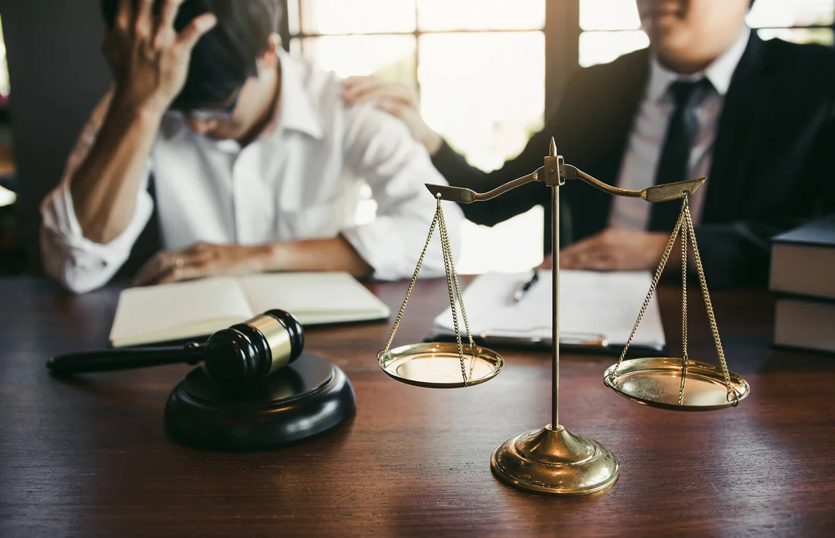 Lawyer is encouraging the client who estimates the trial and may not win the case in the office