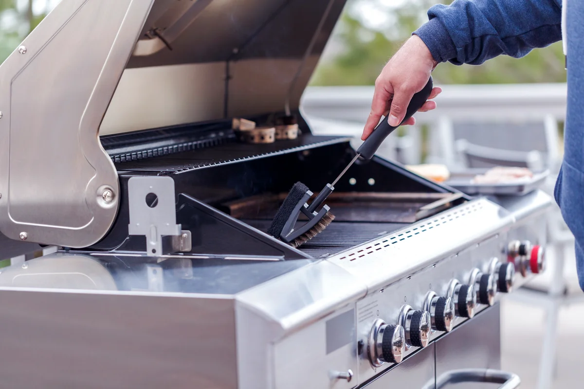 Cleaning outdoor gas grill