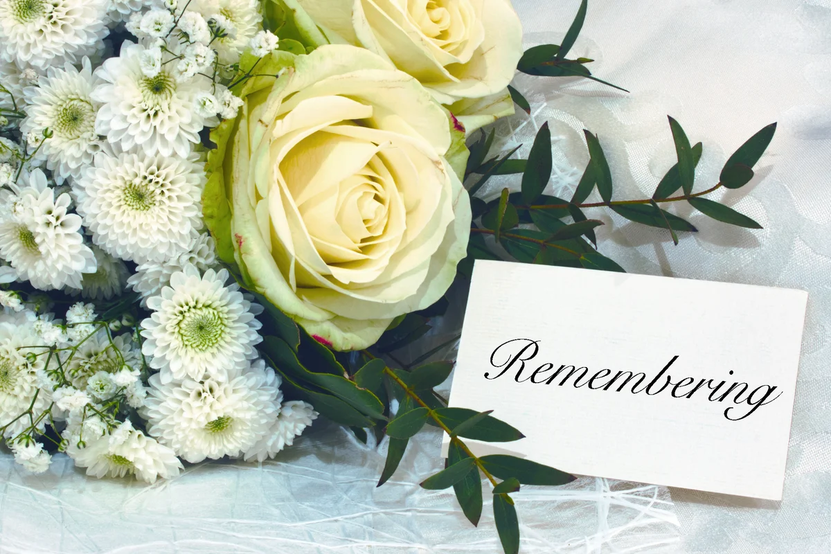 Bouquet of white and yellow flowers with an card