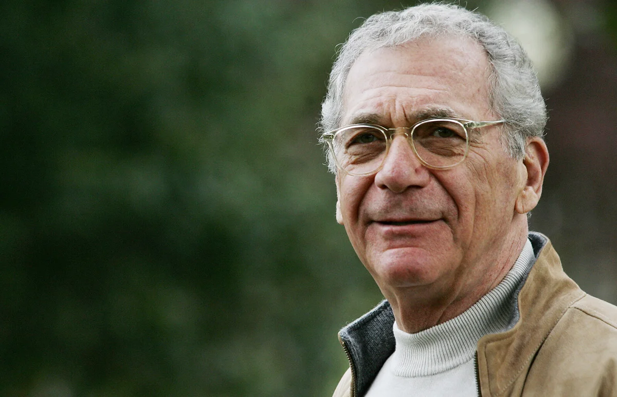 US director Sydney Pollack poses after a press conference for his last movie "Sketches of Frank Gehry" 27 March 2007 | Getty Editorial