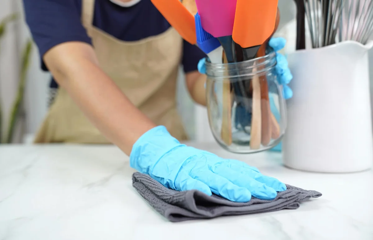 Cleaning kitchen quartz countertop