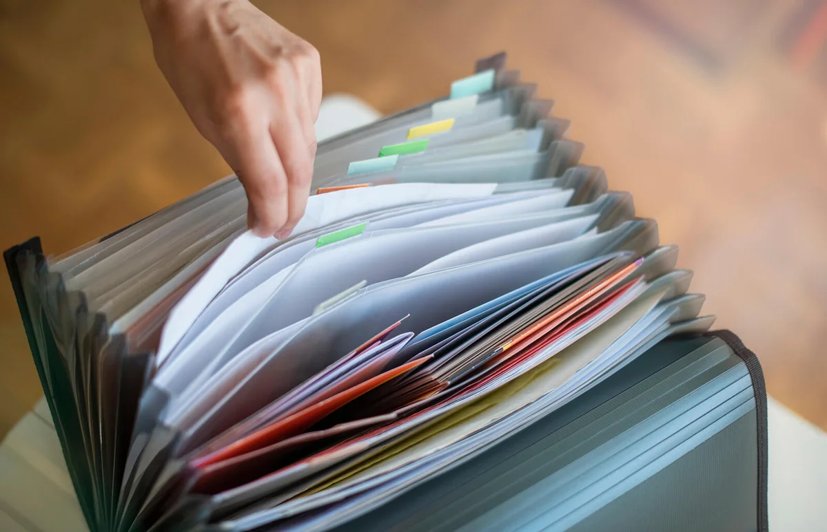 woman looking for in the Folders and File