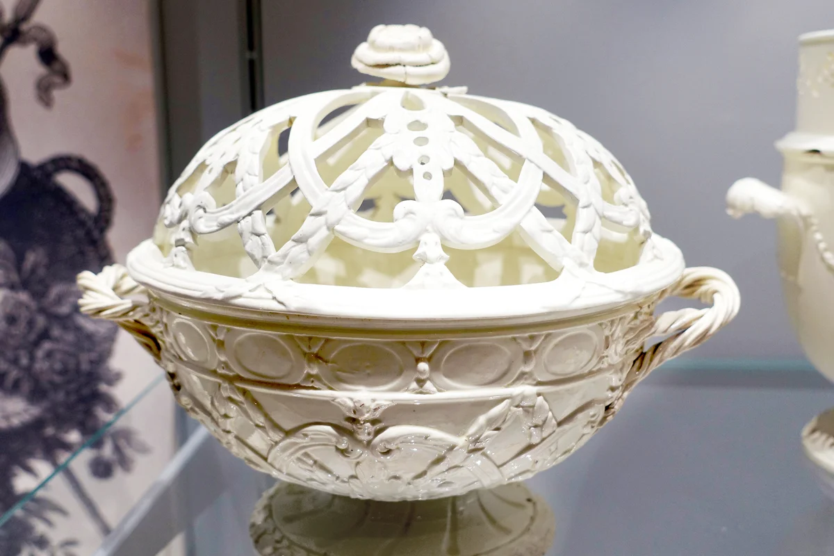 Chestnut or orange basket, Queen's ware catalog