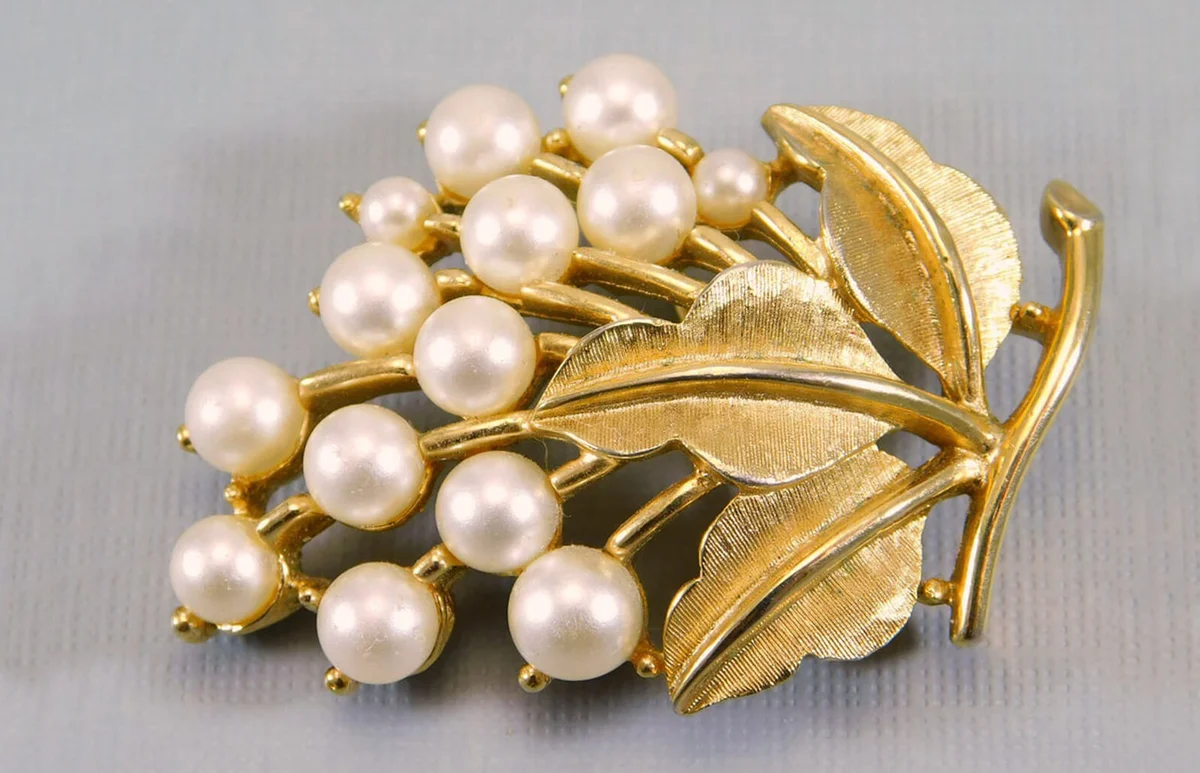 Trifari Pearl Brooch, Vintage Trifari Jewelry, Vintage Pearl Jewelry