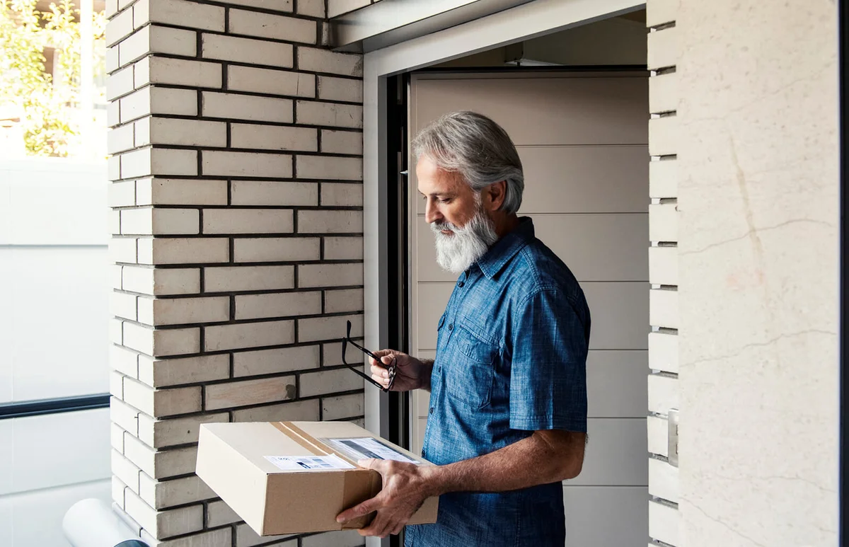 Home delivery of a box to the client
