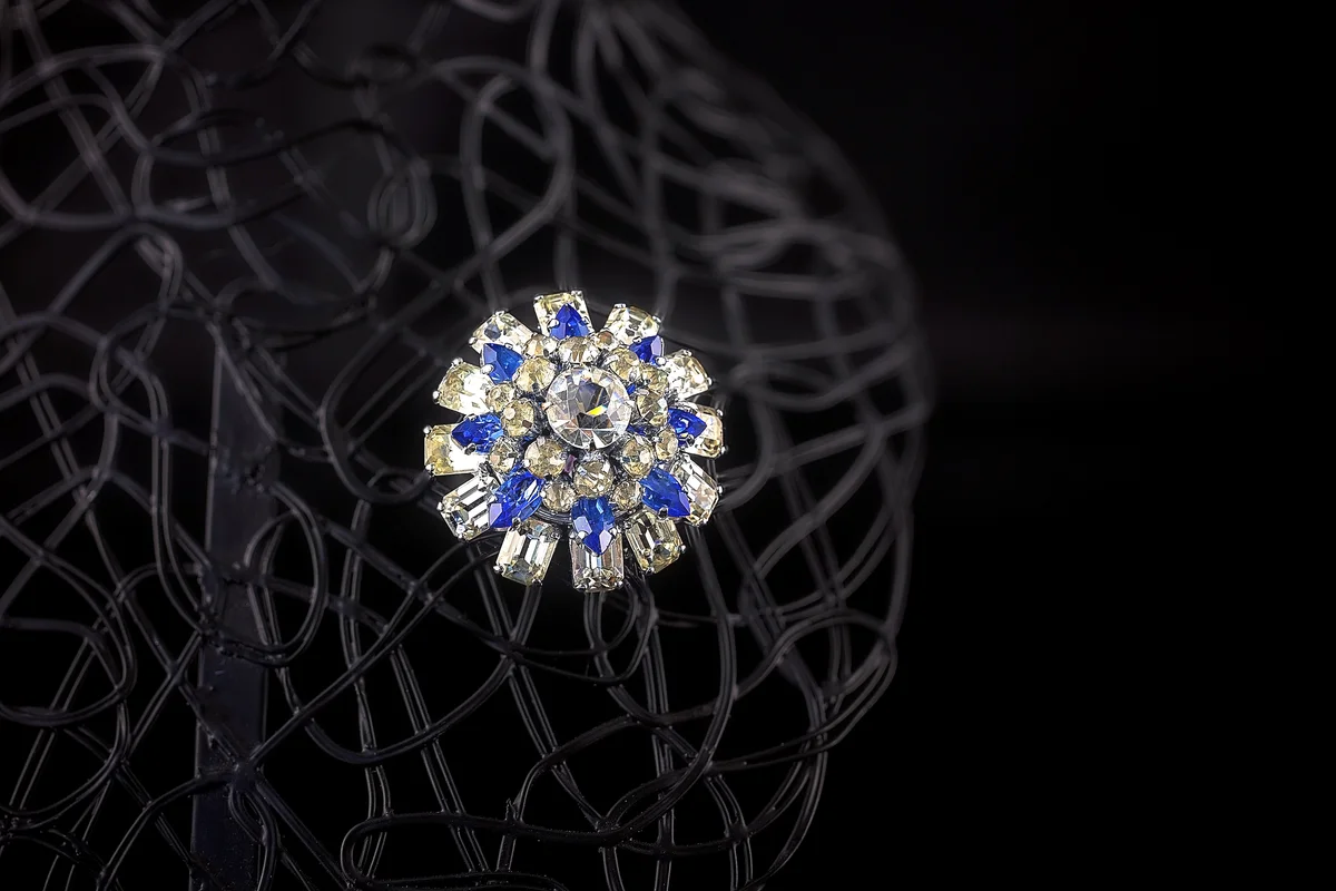 Vintage circular rhinestone broach with white and blue stones