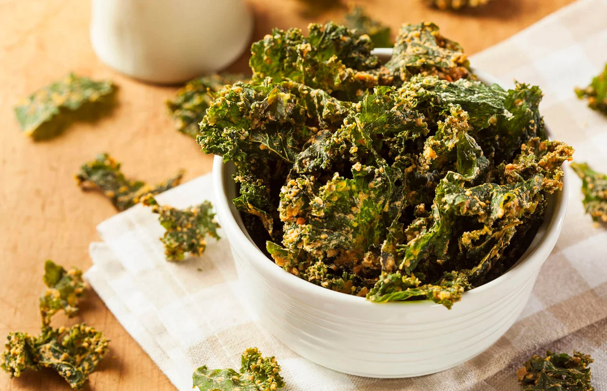 Homemade green kale chips