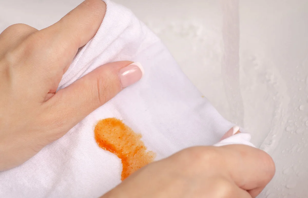 Wash a stain on white clothes under water stain
