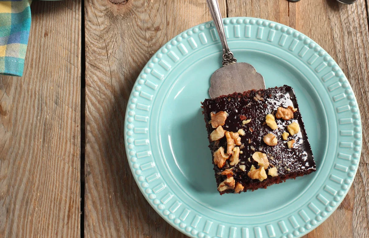 Homemade chocolate sheet cake with nuts | ID 30228712 © Anjelagr | Dreamstime.com