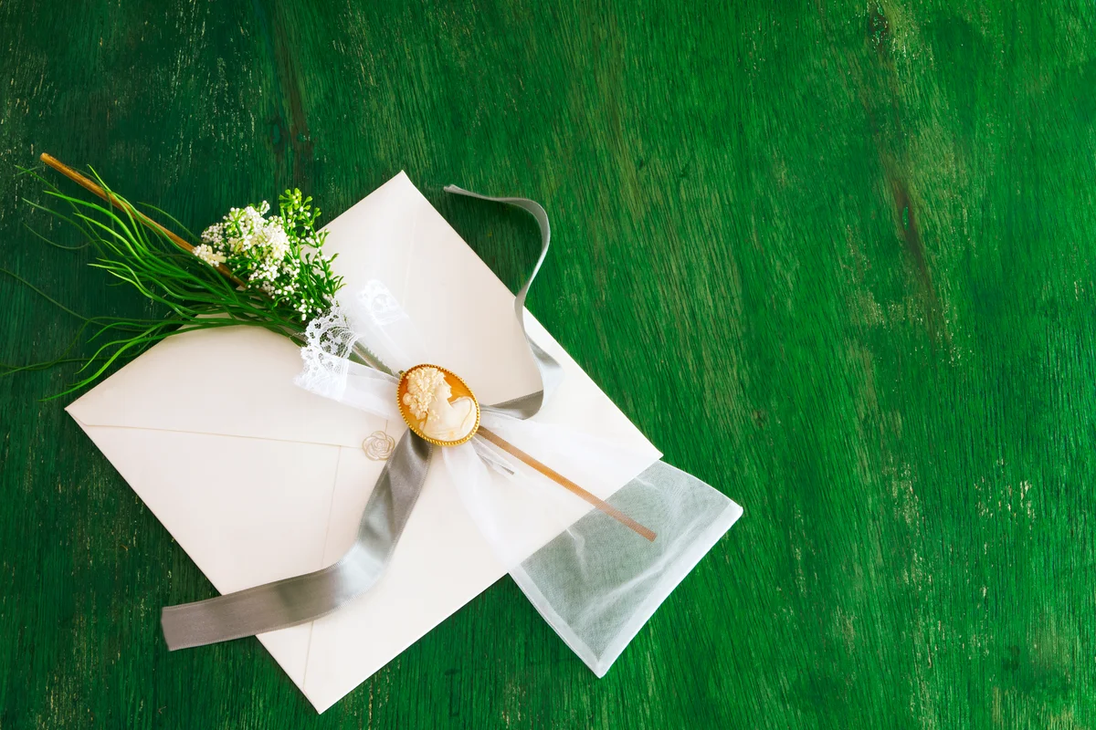 Small miosótis bouquet with cameo over green background