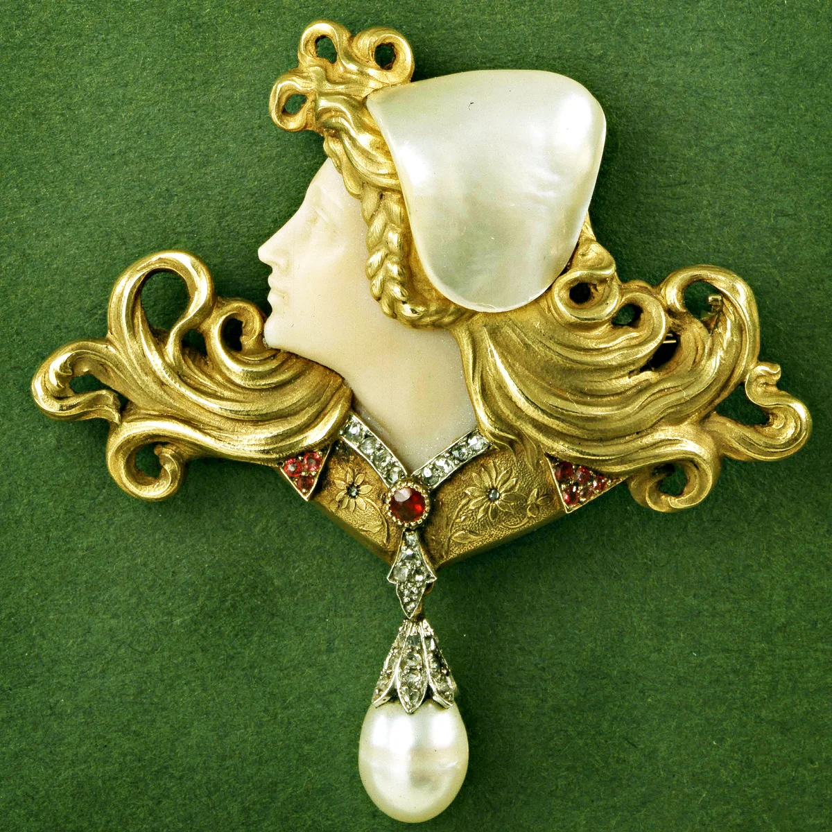 Gold Pendant brooch, Art Nouveau style
