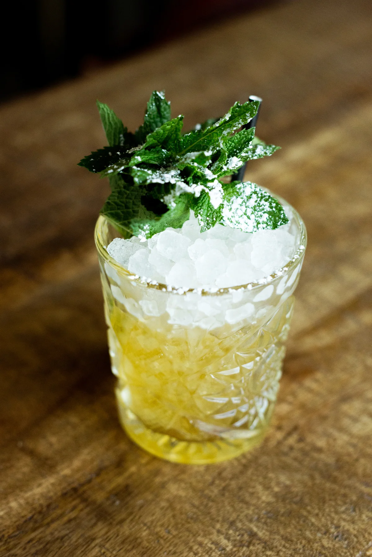 Whiskey smash cocktail