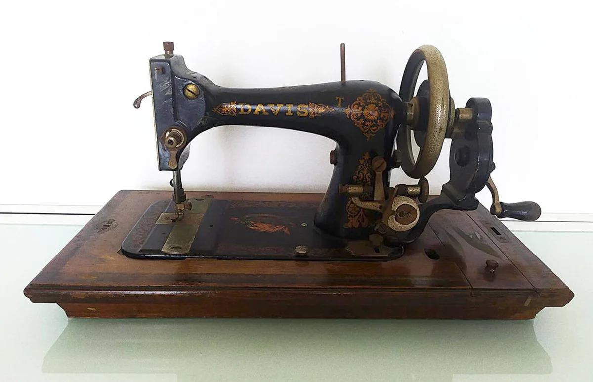 Hand Crank Davis Sewing Machine Vintage American Sewing Machine