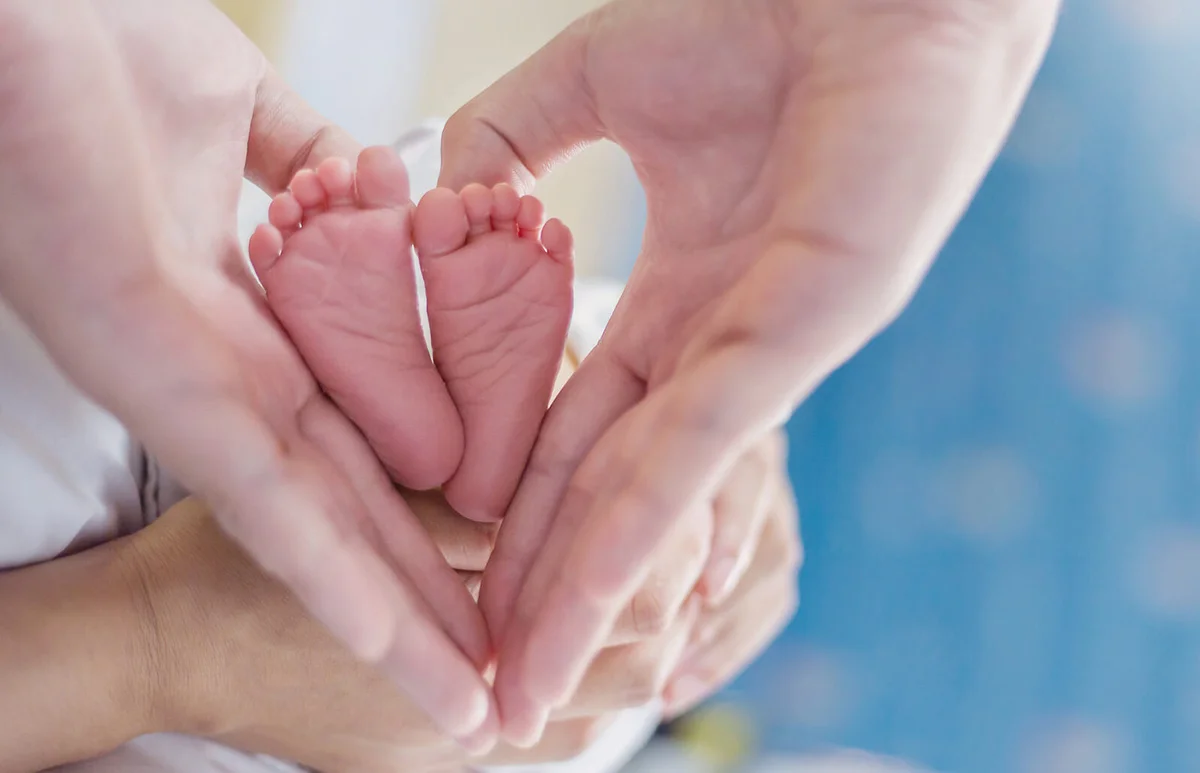 hands holding newborn baby feet
