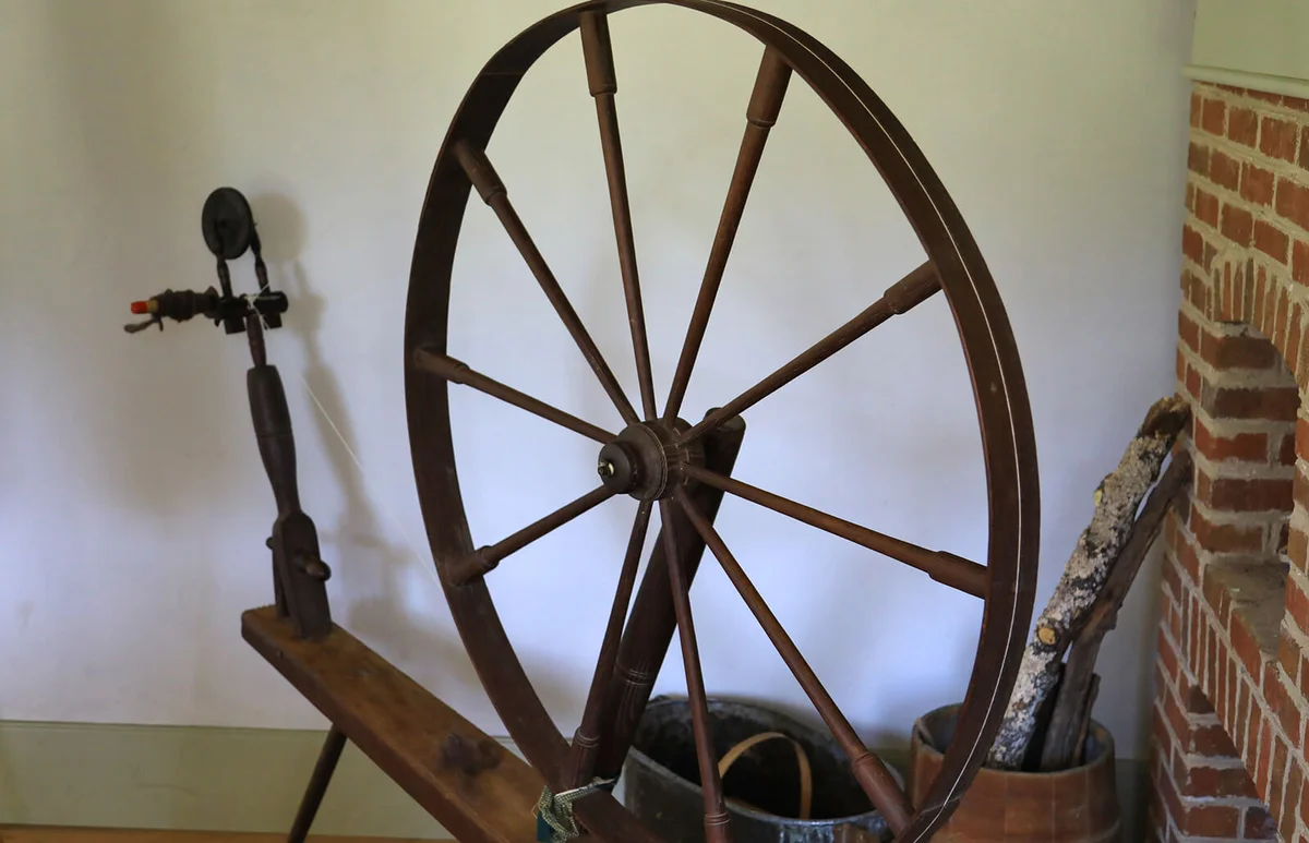 Spinning wheel for making thread or yarn from fibers