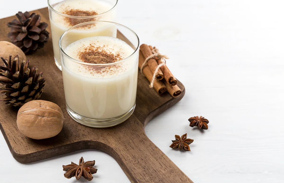 Baileys in glasses with star anise, cinnamon and walnuts