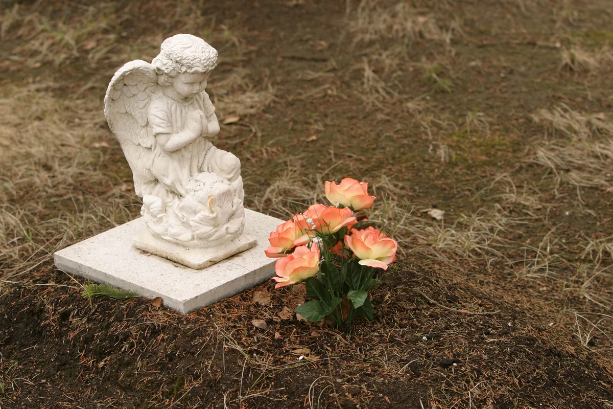 Angel overlooking burial plot