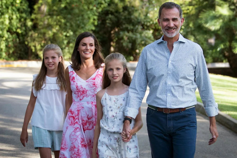 Spanish King Felipe VI (R) and Queen Letizia (2L) arrive with their daughters