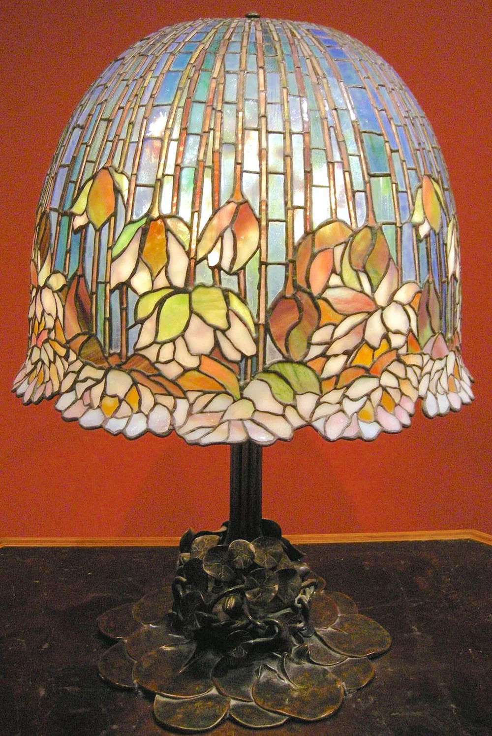 Louis comfort tiffany, lampada da tavolo pomb lily, 1900-10 ca.