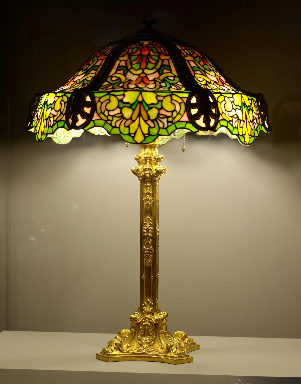Lamp and lampshade made of Tiffany glass