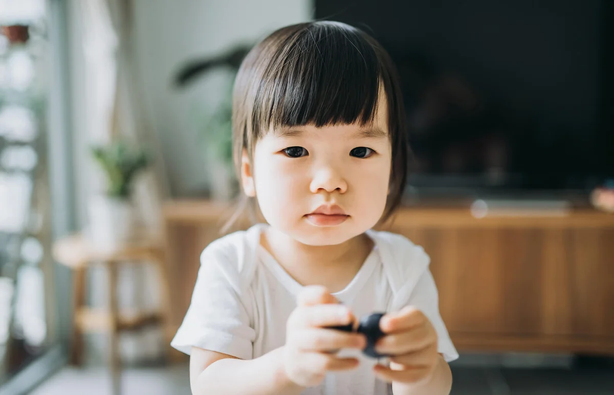 toddler girl eating blueberries