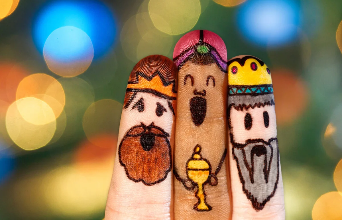Three fingers magicians